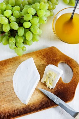 Mavi kalıp, bal ve üzüm ile peynir