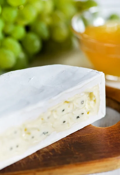 Сир з блакитною формою, медом і виноградом — стокове фото