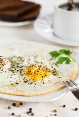 sahanda yumurta ve kahve