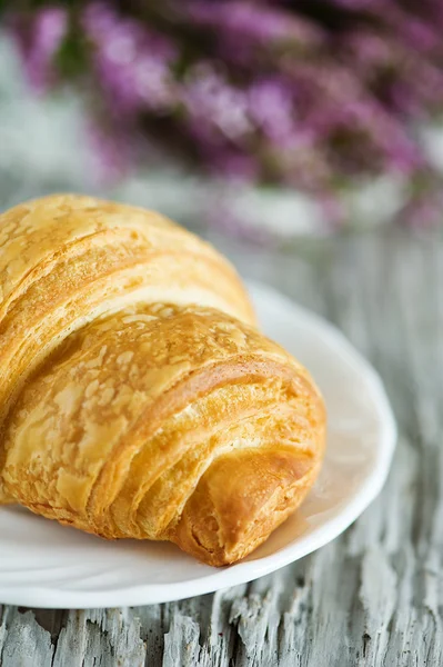 Croissant auf dem weißen Teller — Stockfoto