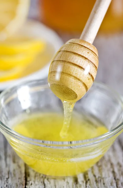 Wooden dipper with honey — Stock Photo, Image