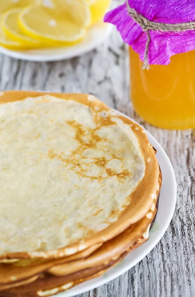 Pfannkuchen, Honig und Zitronen — Stockfoto