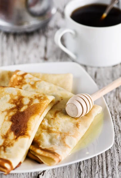 Pancakes with honey and coffee — Stock Photo, Image