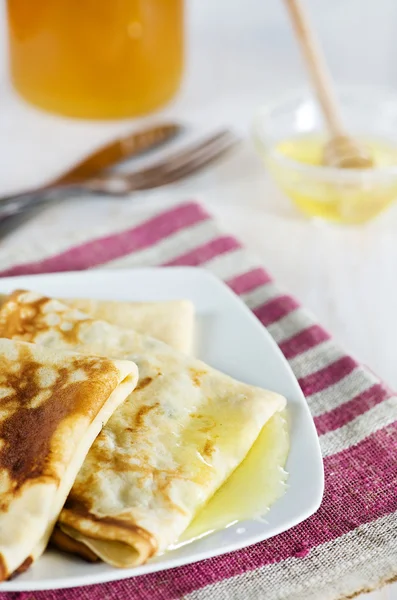 Pannkakor med honung — Stockfoto