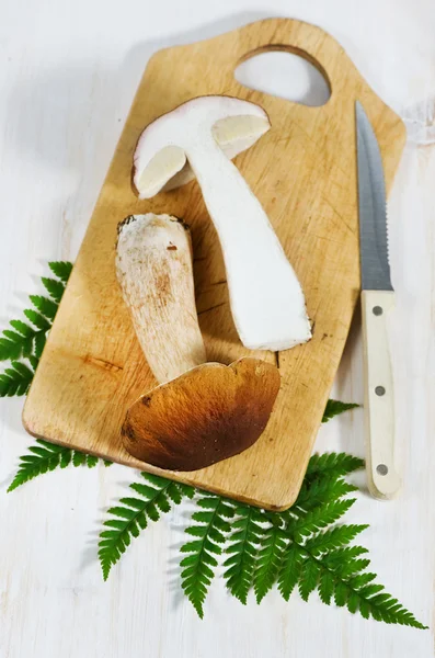 Mushrooms on the chopping board — Stock Photo, Image