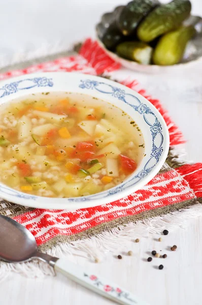 Rassolnik soppa med korngryn och salta gurkor — Stockfoto
