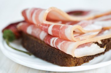 pastırmalı ekmek dilimleri