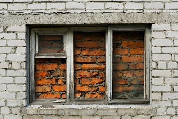 Cihlová zeď s oknem, uzavřel — Stock fotografie
