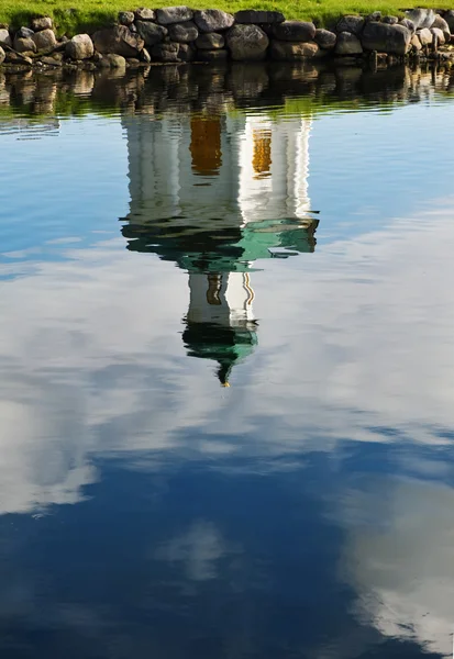 Reflexión de la capilla sobre Solovki en el agua — Foto de Stock