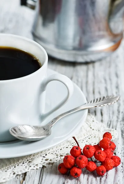 Kopp kaffe och röda Rönnbär — Stockfoto