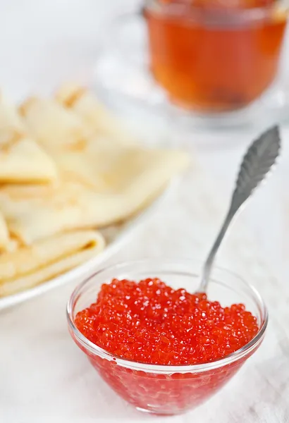 Röd kaviar, pannkakor och kopp te — Stockfoto