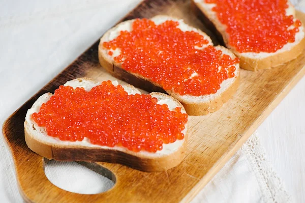 Caviar rojo en una rebanada de pan y mantequilla —  Fotos de Stock