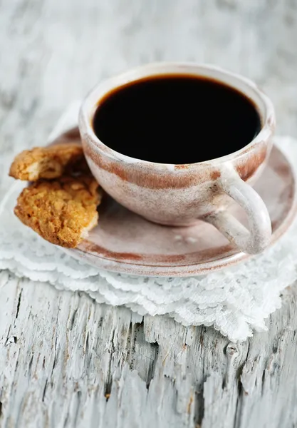 Xícara de café e biscoito quebrado — Fotografia de Stock