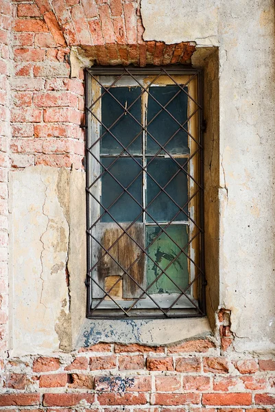 Vecchia finestra con reticolo — Foto Stock