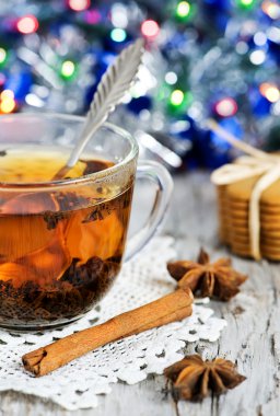 Noel çay ve parlak çelenk