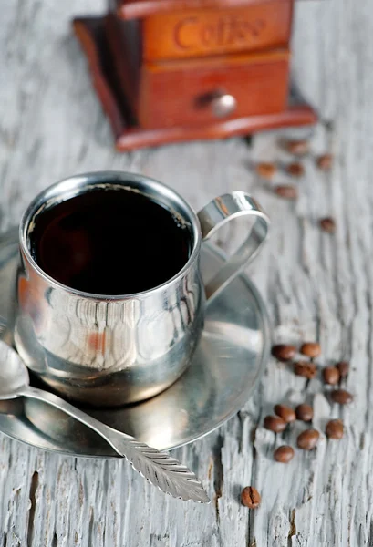 Xícara de café, grãos de café e moinho — Fotografia de Stock