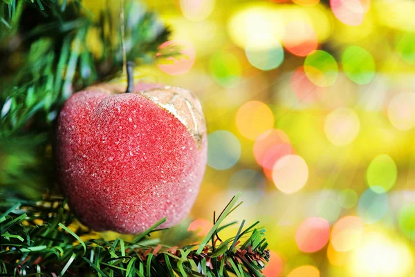 Boule de Noël avec sapin sur le fond brillant — Photo