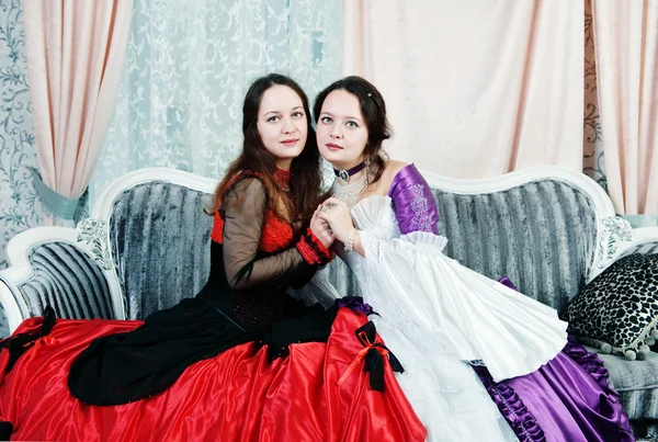 Dos hermanas con vestidos medievales — Foto de Stock