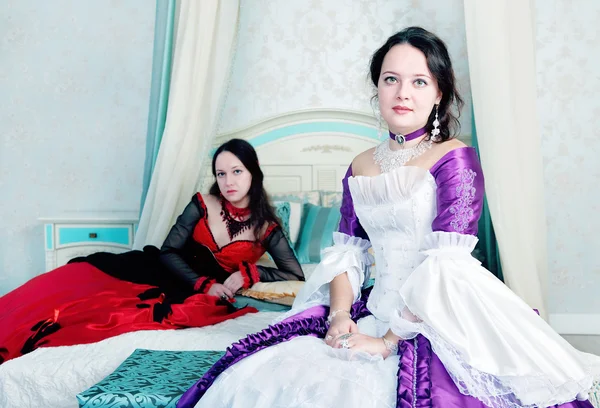 Twee vrouwen zusters in middeleeuwse jurken — Stockfoto