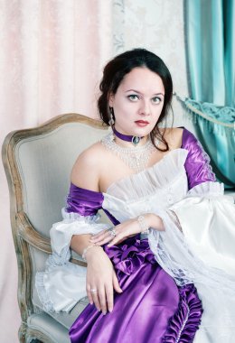 Ortaçağ elbiseli güzel genç kadın