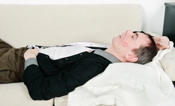Bêbado dormindo beijado marido — Fotografia de Stock