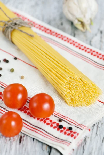 Spagetti, a száraz paprika, a paradicsom és a fokhagyma — Stock Fotó