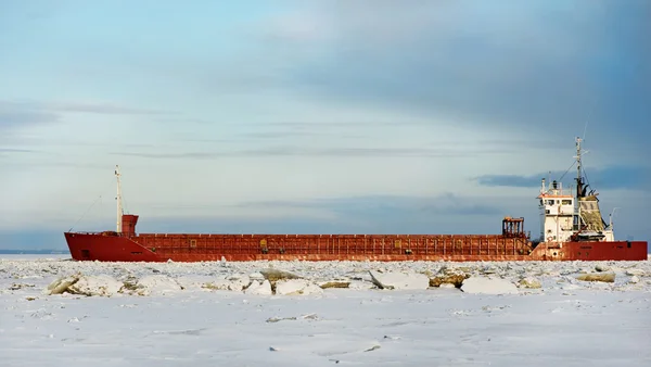 Fragtskib på ishavet - Stock-foto