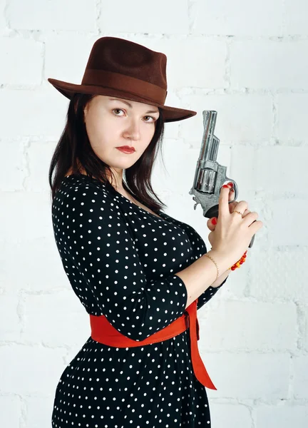 Kobieta w brązowy kapelusz z pistoletu — Zdjęcie stockowe