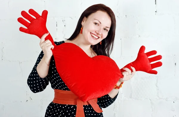 Frau mit rotem Herzspielzeug — Stockfoto