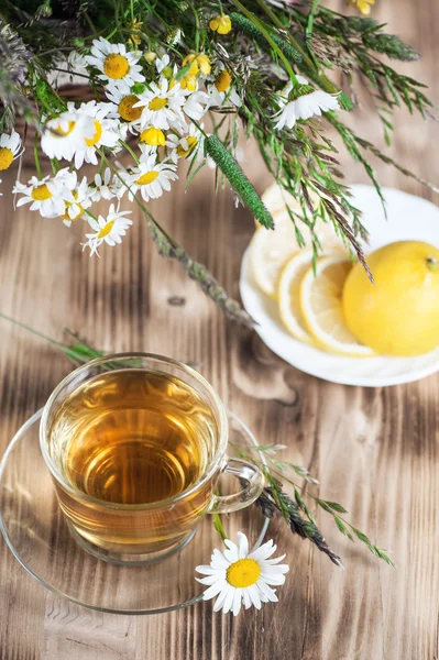 Té de hierbas con manzanilla y limones —  Fotos de Stock