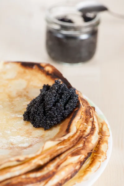 Pfannkuchen mit schwarzem Kaviar — Stockfoto