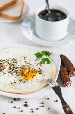 Sosisli sahanda yumurta