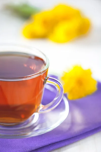 Tazza di tè e denti di leone — Foto Stock