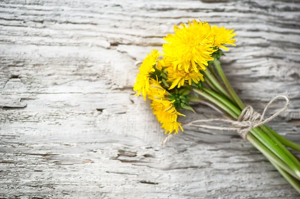 木製の背景にタンポポの花 — ストック写真