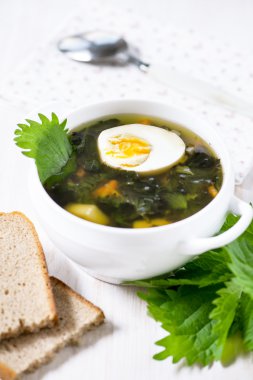 ekmek ve yumurta ile ısırgan otu çorbası