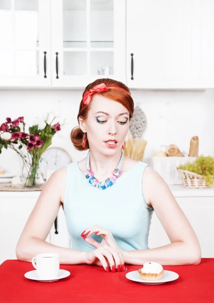 Hermosa mujer mirando pastel — Foto de Stock