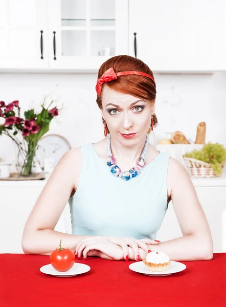 Mujer eligiendo entre comida saludable y pastel — Foto de Stock