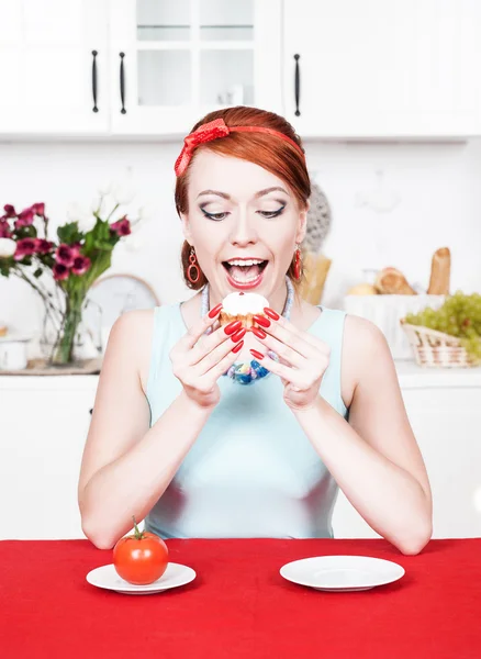 Schöne Frau isst Kuchen — Stockfoto