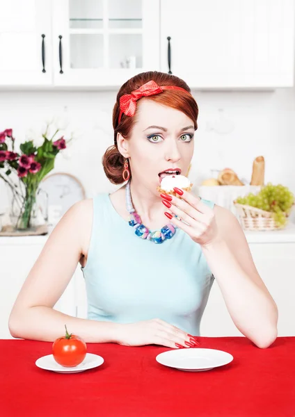 Hermosa mujer comiendo pastel — Foto de Stock