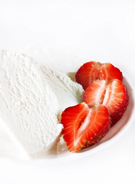 Helado con fresa sobre fondo blanco — Foto de Stock