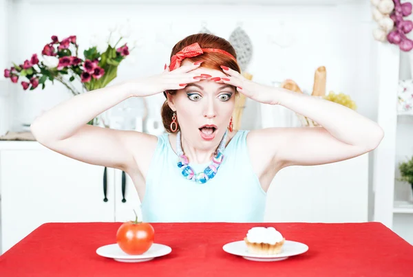 Mulher gritando escolher entre tomate e bolo — Fotografia de Stock