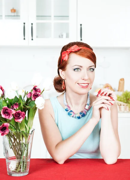 Beautiful smiling woman on the kitchen — Stock Photo, Image