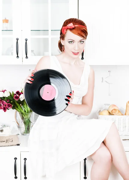 Belle femme avec disque vinyle — Photo