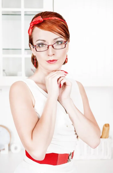 Stilvolle schöne Frau mit roten Haaren — Stockfoto