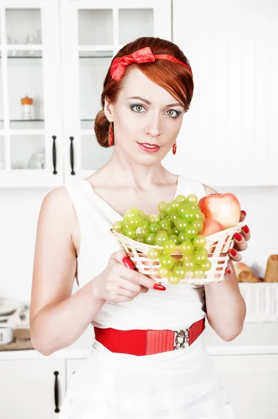 Stilvolle schöne Frau und Korb mit Früchten — Stockfoto