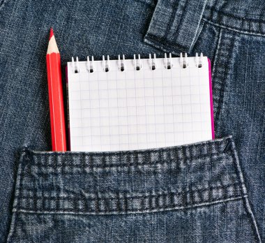 defter ve kalem kot pantolon cebinde