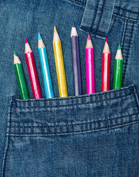 Kot pantolon cebinde renkli kalemler ile — Stok fotoğraf