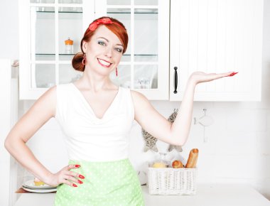 mutlu güzel ev hanımı sunulması