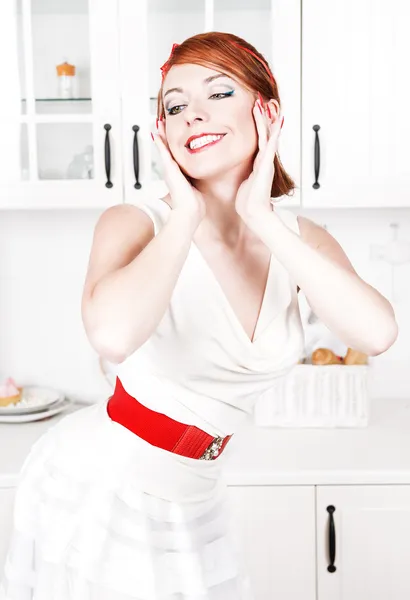 Glücklich schöne Hausfrau posiert — Stockfoto