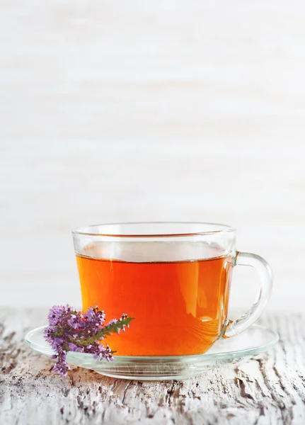 Filiżankę herbaty i oddział wrzos — Zdjęcie stockowe